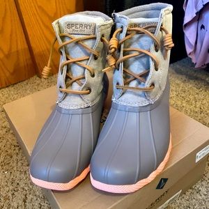 Sperry Women's Saltwater Duck Boot Taupe/Coral